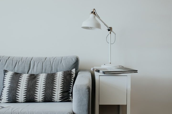 Bild: eine Couch und daneben steht ein kleiner Tisch mit einer Leselampe drauf